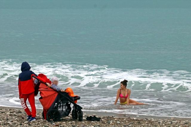 Soğuk havaya aldırmadan denizin tadını çıkaran Rus kadın herkesi kıskandırdı