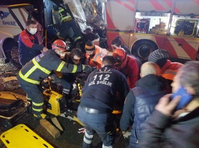 Yolcu otobüsü kamyona çarptı: 16 yaralı Yolcu otobüsü kamyona çarptı: 16 yaralı