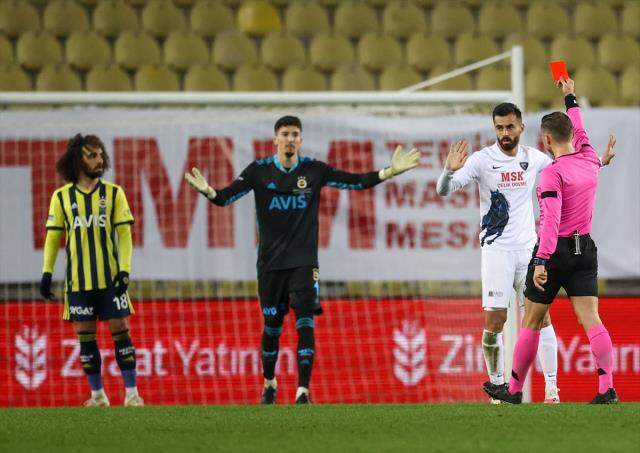 Kupa maçında kırmızı kart gören F.Bahçeli Altay Bayındır, Gaziantep FK maçında oynayamayacak