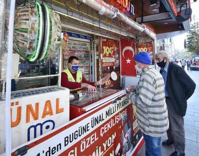 Şanslı ilçe Muratpaşa'da yılbaşı çekilişi hareketliliği yaşanıyor Şanslı ilçe Muratpaşa'da yılbaşı çekilişi hareketliliği yaşanıyor
