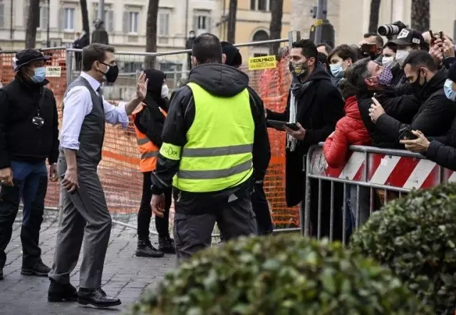 Tom Cruise Londra'daki Görevimiz Tehlike setinde mesafe kuralına uymayanları azarladı