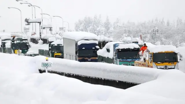 Japonya'da kar aniden bastırdı, binden fazla sürücü trafikte 40 saat mahsur kaldı