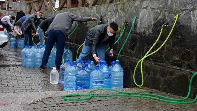 Bursalılar kısıtlama öncesi ucuz su almak için kilometrelerce kuyruk oluşturdu