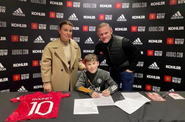 Manchester United, Manchester City'de oynayan Wayne Rooney'nin oğlunu altyapısına kattı