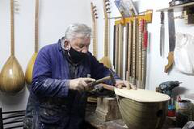7 metrekare dükkanda 40 yıldır bağlama yapıyor 7 metrekare dükkanda 40 yıldır bağlama yapıyor