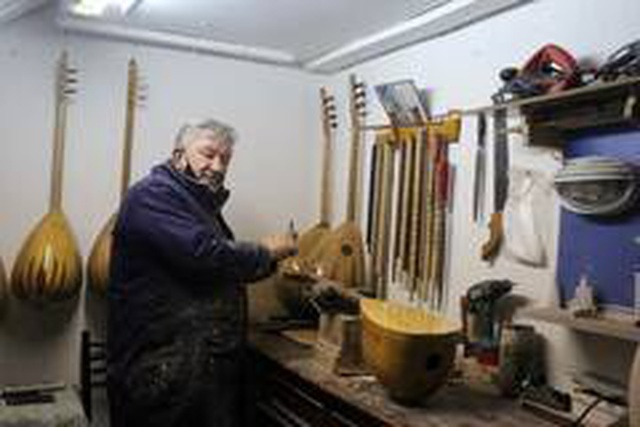 7 metrekare dükkanda 40 yıldır bağlama yapıyor 7 metrekare dükkanda 40 yıldır bağlama yapıyor