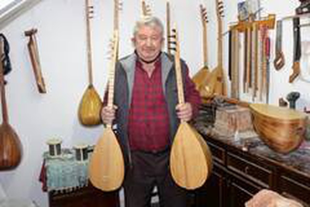 7 metrekare dükkanda 40 yıldır bağlama yapıyor 7 metrekare dükkanda 40 yıldır bağlama yapıyor