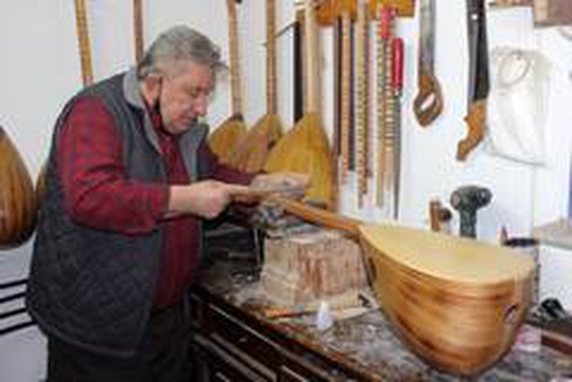 7 metrekare dükkanda 40 yıldır bağlama yapıyor 7 metrekare dükkanda 40 yıldır bağlama yapıyor