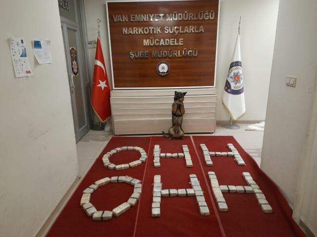 Ele geçirilen uyuşturucu paketleriyle 'ohh ohh' yazan polisler, Bakan Soylu'nun tarihi konuşmasına gönderme yaptı Ele geçirilen uyuşturucu paketleriyle 'ohh ohh' yazan polisler, Bakan Soylu'nun tarihi konuşmasına gönderme yaptı
