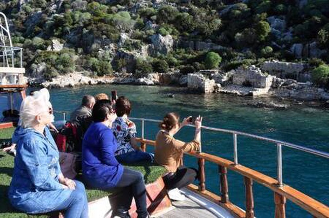Rus ve Ukraynalı turistler aralık ayında denizin tadını çıkardı Rus ve Ukraynalı turistler aralık ayında denizin tadını çıkardı