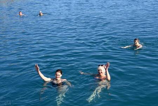 Rus ve Ukraynalı turistler aralık ayında denizin tadını çıkardı Rus ve Ukraynalı turistler aralık ayında denizin tadını çıkardı