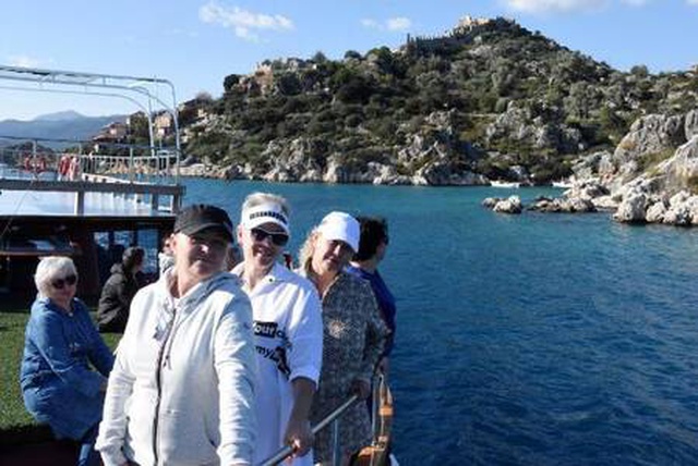 Rus ve Ukraynalı turistler aralık ayında denizin tadını çıkardı Rus ve Ukraynalı turistler aralık ayında denizin tadını çıkardı