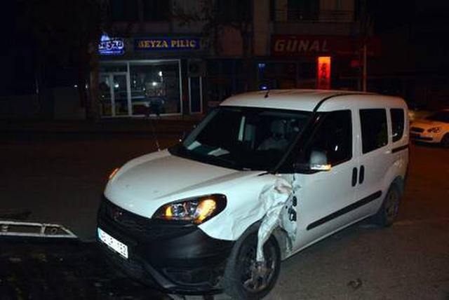 Alkollü sürücü polis aracına çarptı, suçu arkadaşı üstlenmeye kalktı Alkollü sürücü polis aracına çarptı, suçu arkadaşı üstlenmeye kalktı