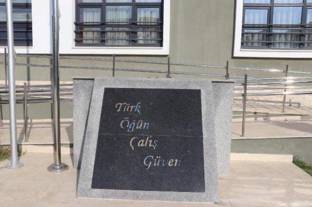 Atatürk büstünü çöpe attı! Gözaltına alınırken 'Maske takmak şirktir' dedi Atatürk büstünü çöpe attı! Gözaltına alınırken 'Maske takmak şirktir' dedi