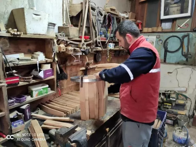 74 yıldır fıçı yapıyor! 14 yaşında başladığı mesleğini torunu ve damadıyla birlikte yürütüyor