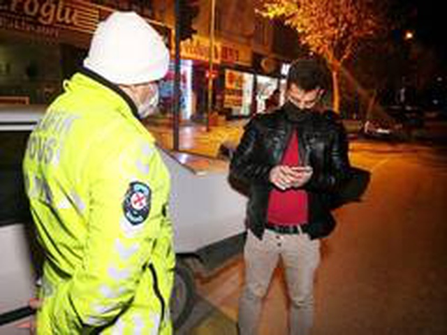 Kısıtlamada denetime takıldı, ehliyetsiz olduğu için cezadan kaçamadı Kısıtlamada denetime takıldı, ehliyetsiz olduğu için cezadan kaçamadı
