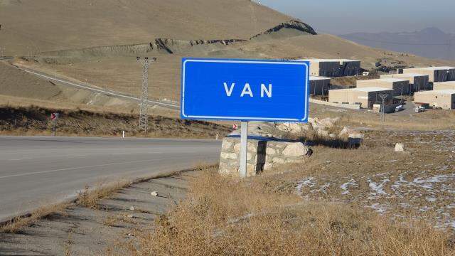 Van'da şehir girişindeki tabelada yer alan rakım ve nüfus yazısı kaldırıldı Van'da şehir girişindeki tabelada yer alan rakım ve nüfus yazısı kaldırıldı