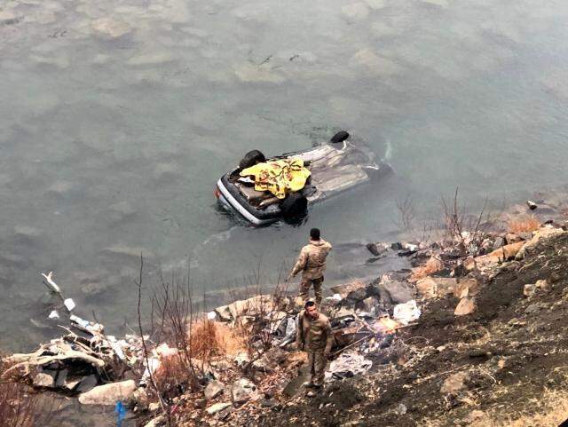 40 metre takla atan araç Habur Çayına uçtu; bir aile yok oldu 40 metre takla atan araç Habur Çayına uçtu; bir aile yok oldu