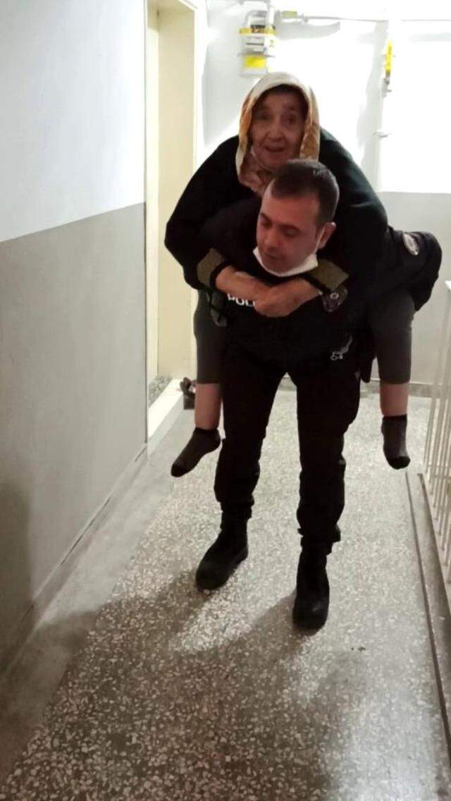 Polisten gönülleri fetheden hareket! Yaşlı hastayı 5'inci kata kadar sırtında taşıdı Polisten gönülleri fetheden hareket! Yaşlı hastayı 5'inci kata kadar sırtında taşıdı