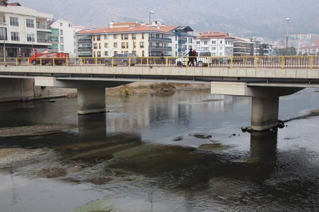 Su seviyesi azalan Yeşilırmak Nehri'nin rengi kirlilikten karardı