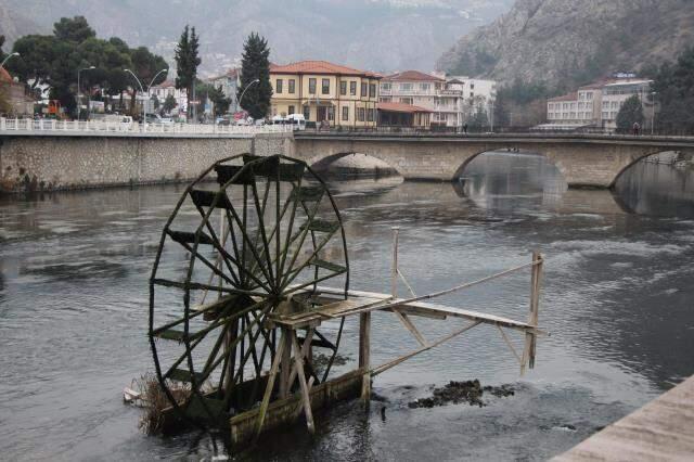 Su seviyesi azalan Yeşilırmak Nehri'nin rengi kirlilikten karardı