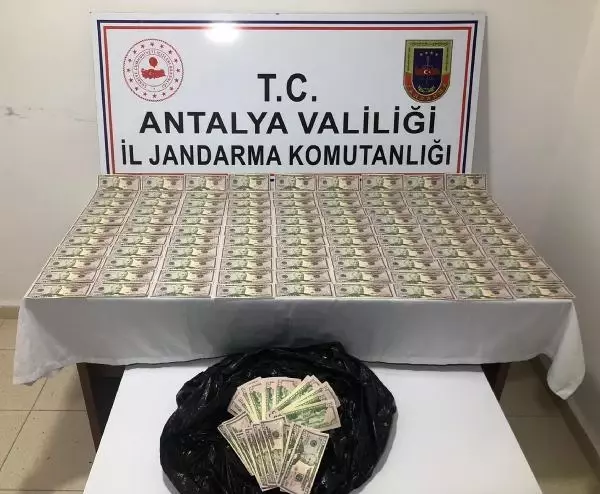 Kalpazanlara baskın! Siyah poşetler içerisinde deste deste dolar ele geçirildi