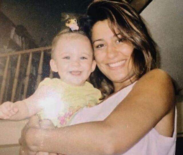 İclal Aydın'ın 18 yaşındaki kızı Zeynep Lal, güzelliğiyle herkesi hayran bıraktı İclal Aydın'ın 18 yaşındaki kızı Zeynep Lal, güzelliğiyle herkesi hayran bıraktı