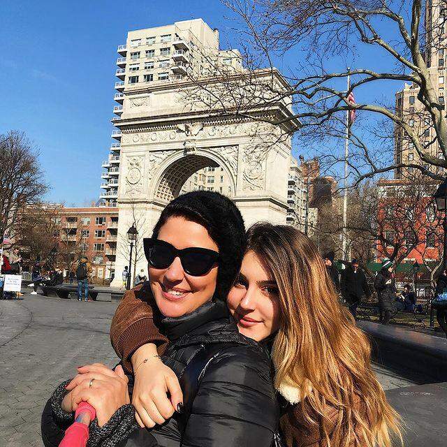 İclal Aydın'ın 18 yaşındaki kızı Zeynep Lal, güzelliğiyle herkesi hayran bıraktı İclal Aydın'ın 18 yaşındaki kızı Zeynep Lal, güzelliğiyle herkesi hayran bıraktı