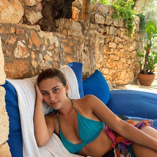 İclal Aydın'ın 18 yaşındaki kızı Zeynep Lal, güzelliğiyle herkesi hayran bıraktı İclal Aydın'ın 18 yaşındaki kızı Zeynep Lal, güzelliğiyle herkesi hayran bıraktı