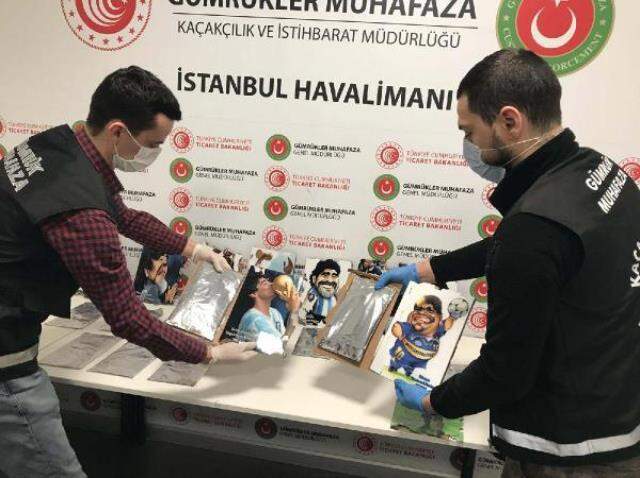 İstanbul Havalimanı'nda, Maradona'nın tablolarının arkasına gizlenmiş kokain ele geçirildi İstanbul Havalimanı'nda, Maradona'nın tablolarının arkasına gizlenmiş kokain ele geçirildi