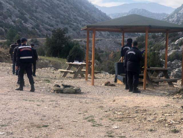 Kaçak geyik avcılarını ihbar eden muhtara, kafası kesilip derisi yüzülmüş dağ keçisi üzerinden tehdit Kaçak geyik avcılarını ihbar eden muhtara, kafası kesilip derisi yüzülmüş dağ keçisi üzerinden tehdit