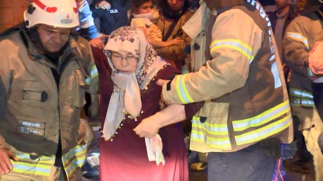 Fatih'te yangında can pazarı! Mahsur kalanları itfaiye kurtardı
