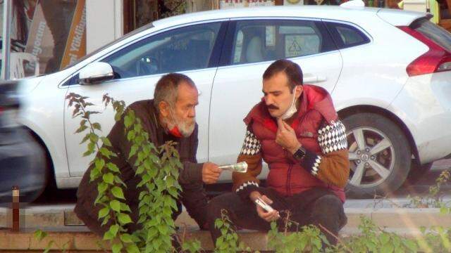 Sokağa çıkma yasağını delmekle kalmadı gündüz vakti refüje çilingir sofrası kurdu