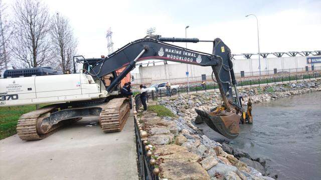 Sultanbeyli'deki balık ölümleri iktidar ve muhalefeti karşı karşıya getirdi