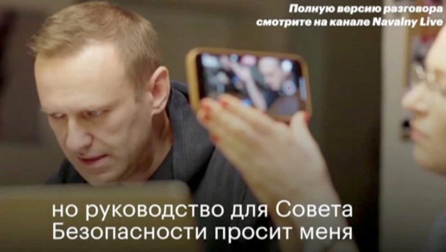 Zehirlenen Rus muhalif lider Navalni'nin 'destekçilerinden biri polis baskınıyla gözaltına alındı'