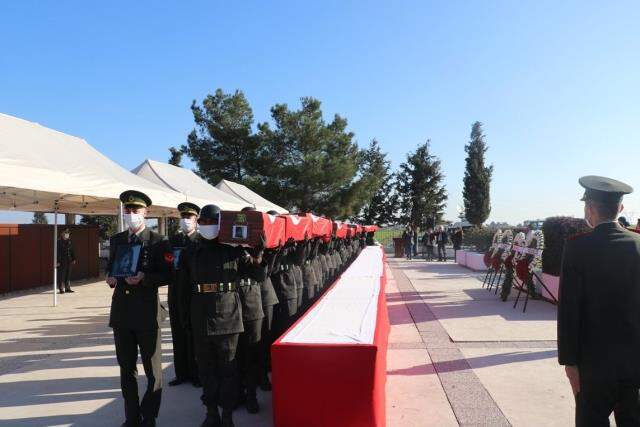 46 yıl sonra toplu mezarlardan çıkartılan 14 çocuk, düzenlenen törenle şehitliğe defnedildi 46 yıl sonra toplu mezarlardan çıkartılan 14 çocuk, düzenlenen törenle şehitliğe defnedildi