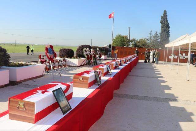 46 yıl sonra toplu mezarlardan çıkartılan 14 çocuk, düzenlenen törenle şehitliğe defnedildi 46 yıl sonra toplu mezarlardan çıkartılan 14 çocuk, düzenlenen törenle şehitliğe defnedildi