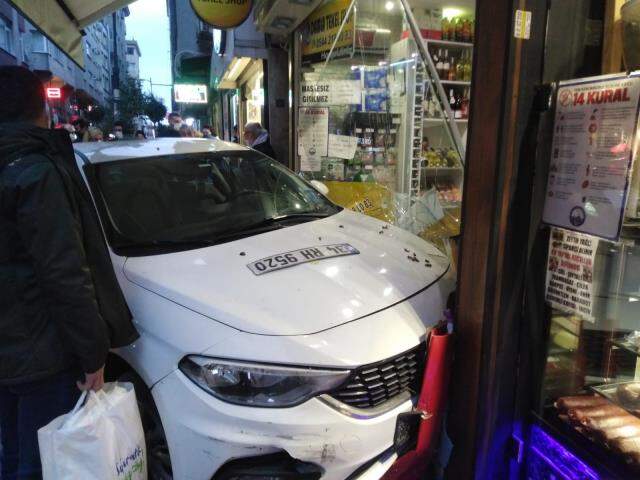 Şişli'de dükkana dalan araç dehşeti yaşattı! O anlar kamerada Şişli'de dükkana dalan araç dehşeti yaşattı! O anlar kamerada