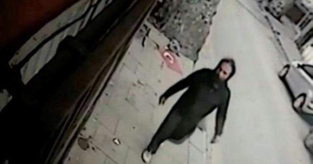 Beykoz'da Türk bayrağını yere atan şüpheli yakalandı! O anlar kamerada Beykoz'da Türk bayrağını yere atan şüpheli yakalandı! O anlar kamerada