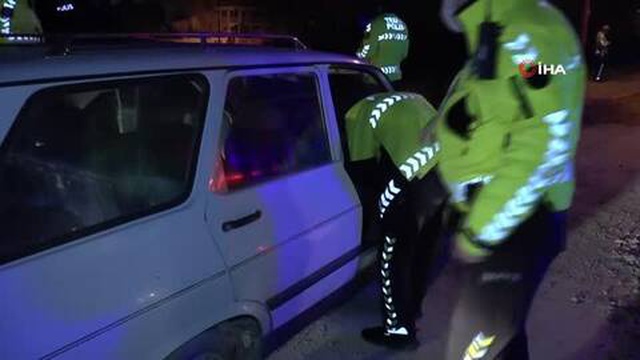 Ters şeritten giderken polisten kaçtı, yakalanınca ağlamaya başladı