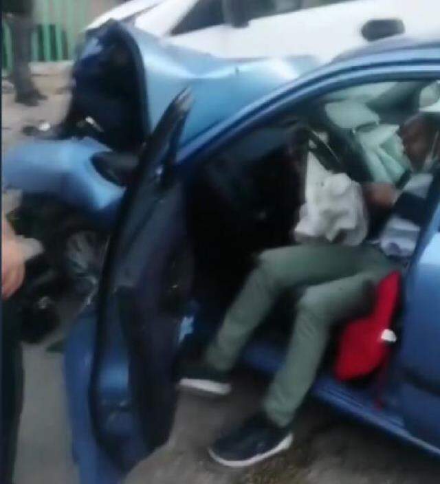 6 kişinin yaralandığı kaza, canlı yayına saniye saniye yansıdı 6 kişinin yaralandığı kaza, canlı yayına saniye saniye yansıdı