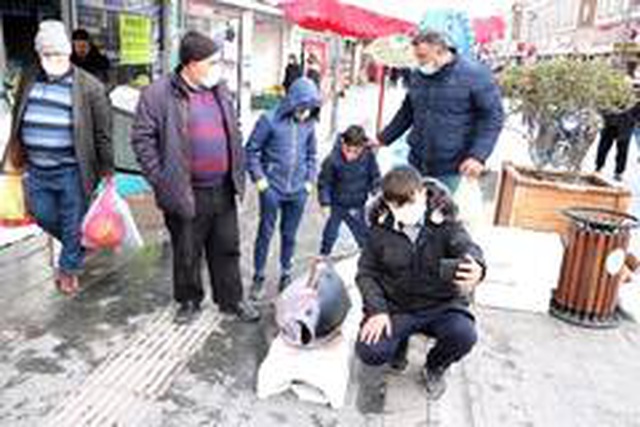 75 kilogramlık orkinos balığını 3 kişi zor kaldırdı 75 kilogramlık orkinos balığını 3 kişi zor kaldırdı