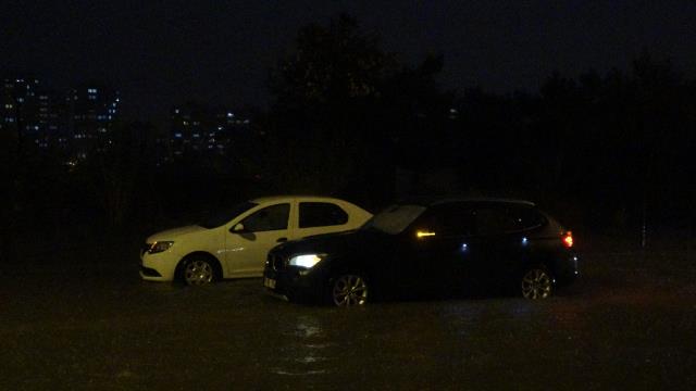 Antalya'da yollar göle döndü, sürücüler araçlarında mahsur kaldı