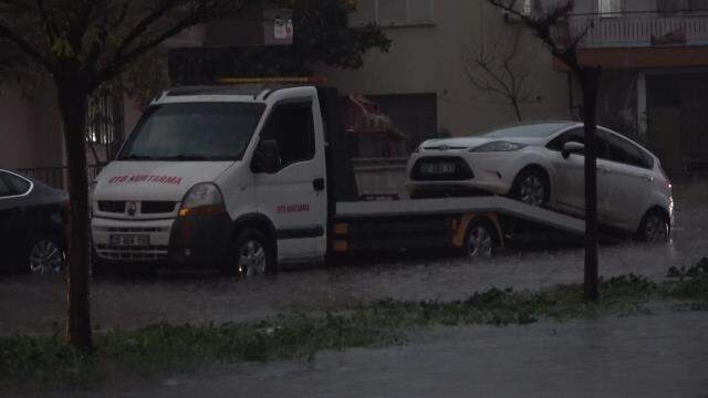 Antalya'da yollar göle döndü, sürücüler araçlarında mahsur kaldı