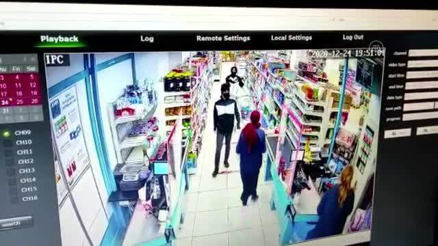 Esenyurt'ta marketteki silahlı soygun anbean kameralara yansıdı Esenyurt'ta marketteki silahlı soygun anbean kameralara yansıdı