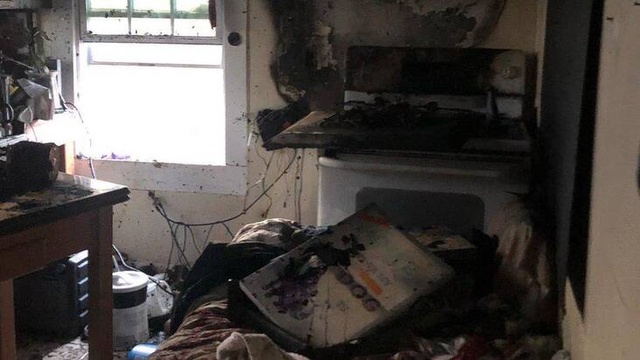 Evsiz adam hayvan barınağındaki bütün kedi ve köpekleri yangından kurtardı