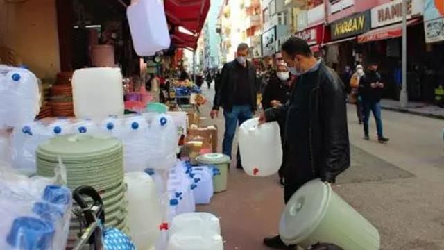 Kocaeli'de vatandaşlar 48 saat sürecek su kesintisine karşı önlem aldı