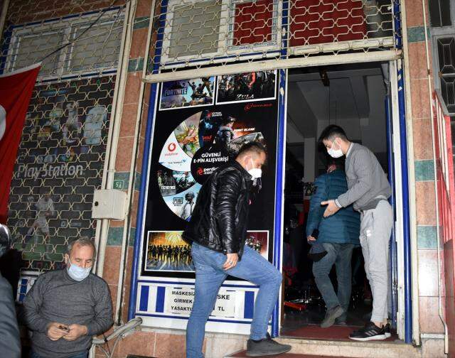 Polis bile şaşkın! Duvarı delerek girdikleri internet kafede oyun oynarken basıldılar Polis bile şaşkın! Duvarı delerek girdikleri internet kafede oyun oynarken basıldılar