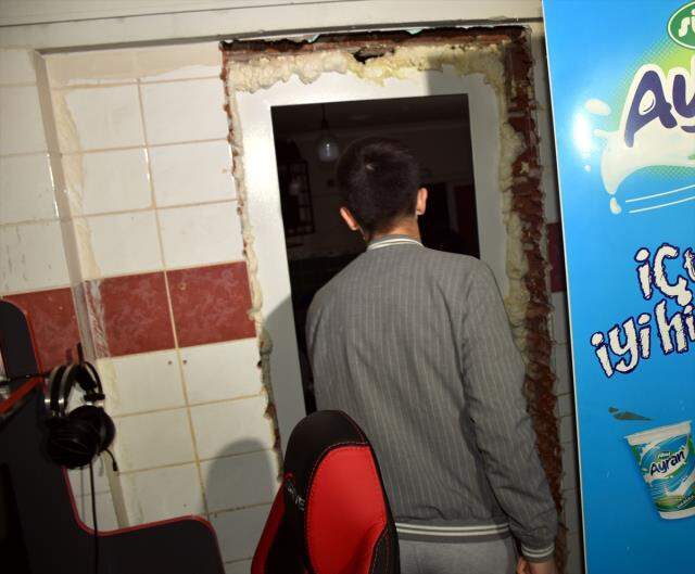 Polis bile şaşkın! Duvarı delerek girdikleri internet kafede oyun oynarken basıldılar Polis bile şaşkın! Duvarı delerek girdikleri internet kafede oyun oynarken basıldılar