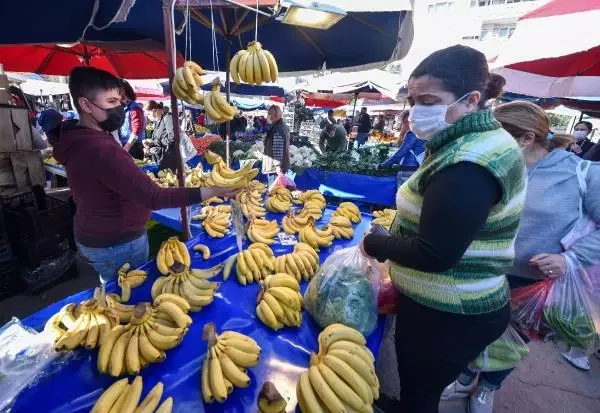 Yılbaşında 4 kişilik bir ailenin 'pijama, terlik, televizyon' keyfi, en az 200 lira